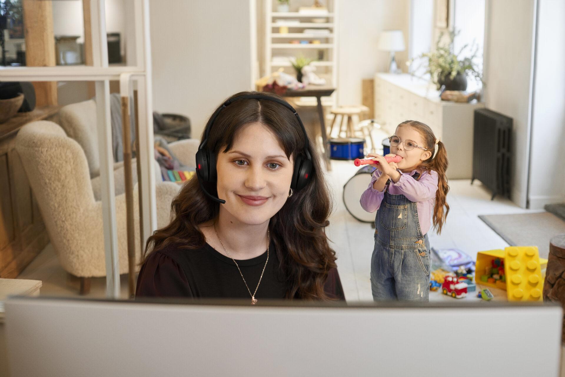 kotitoimistolla työskentelyä lapsen kanssa